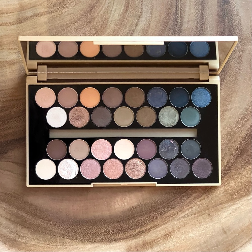 Makeup Revolution Fortune Favours the Brave Eyeshadow Palette